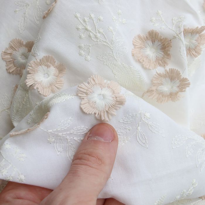 Broderie anglaise voile de coton broderie en relief fleurs beige