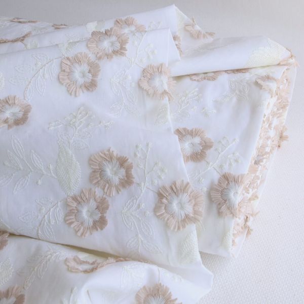 Broderie anglaise voile de coton broderie en relief fleurs beige