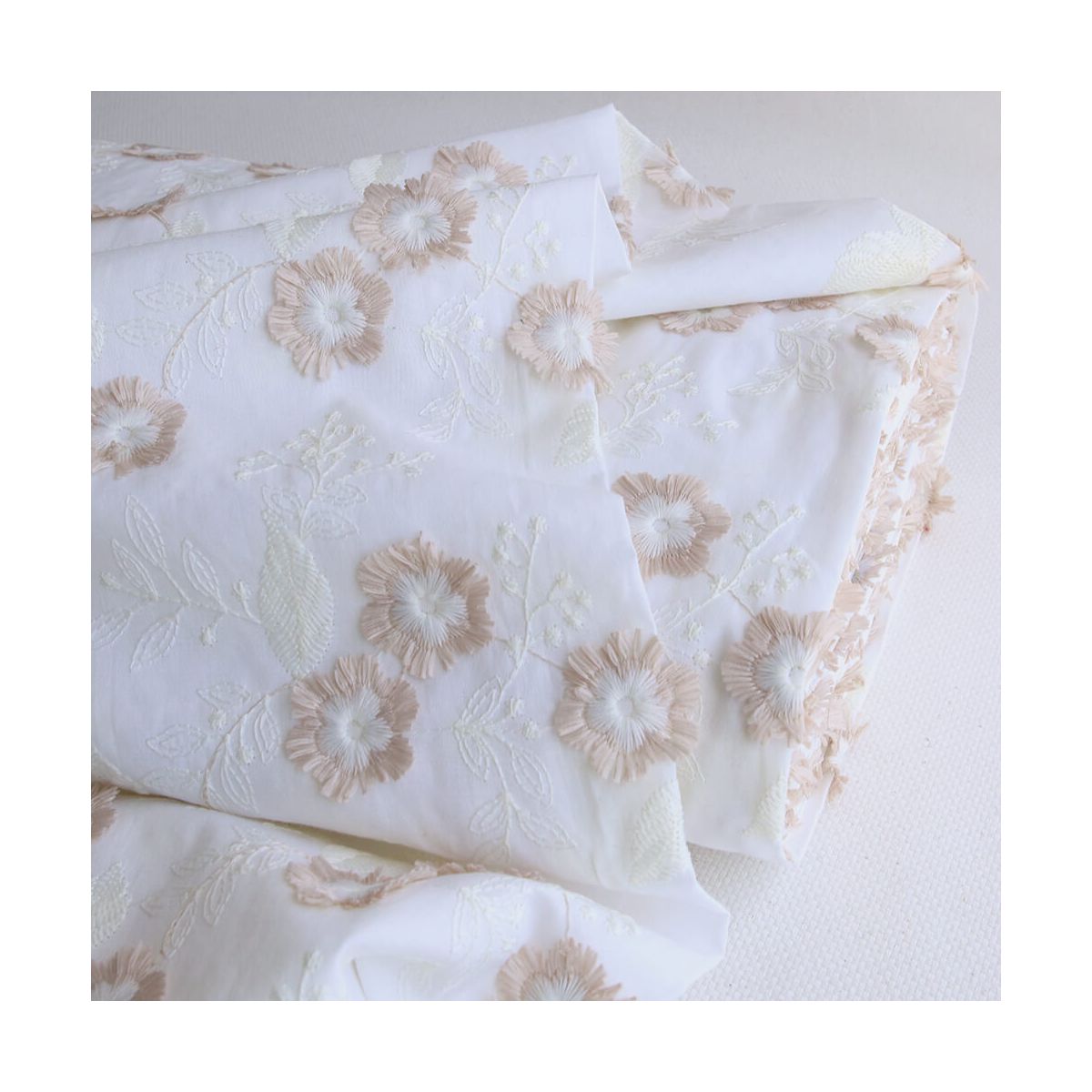 Broderie anglaise voile de coton broderie en relief fleurs beige