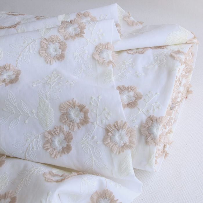 Broderie anglaise voile de coton broderie en relief fleurs beige