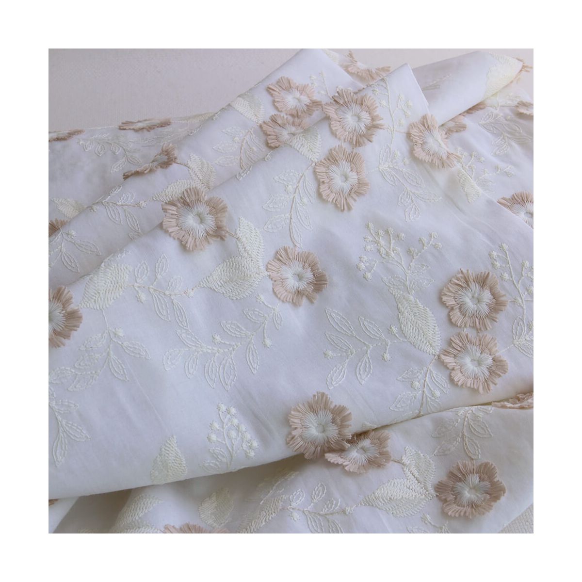 Broderie anglaise voile de coton broderie en relief fleurs beige