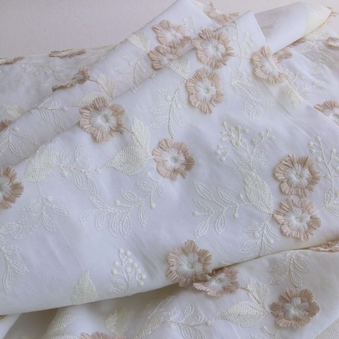 Broderie anglaise voile de coton broderie en relief fleurs beige