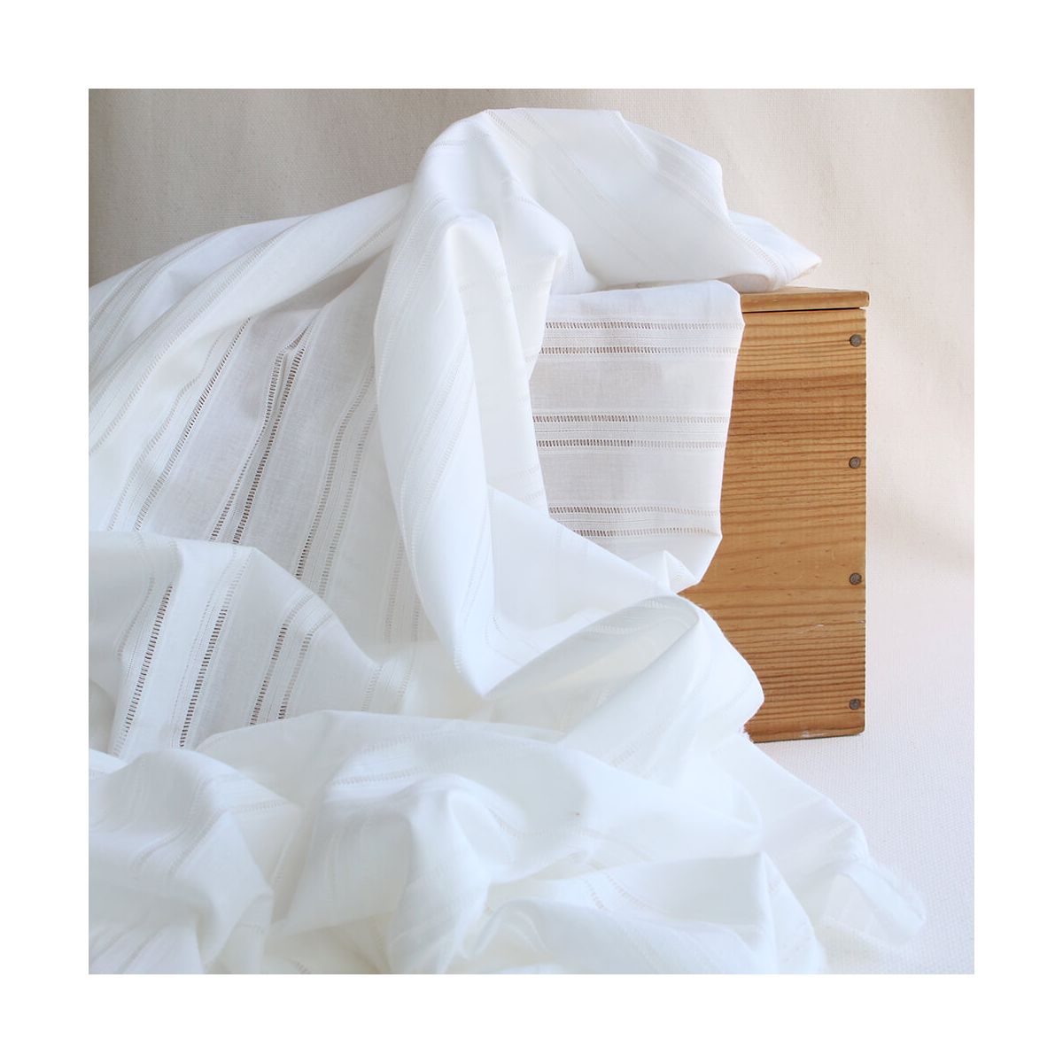 copie de Broderie anglaise plumetis coton coloris blanc cassé