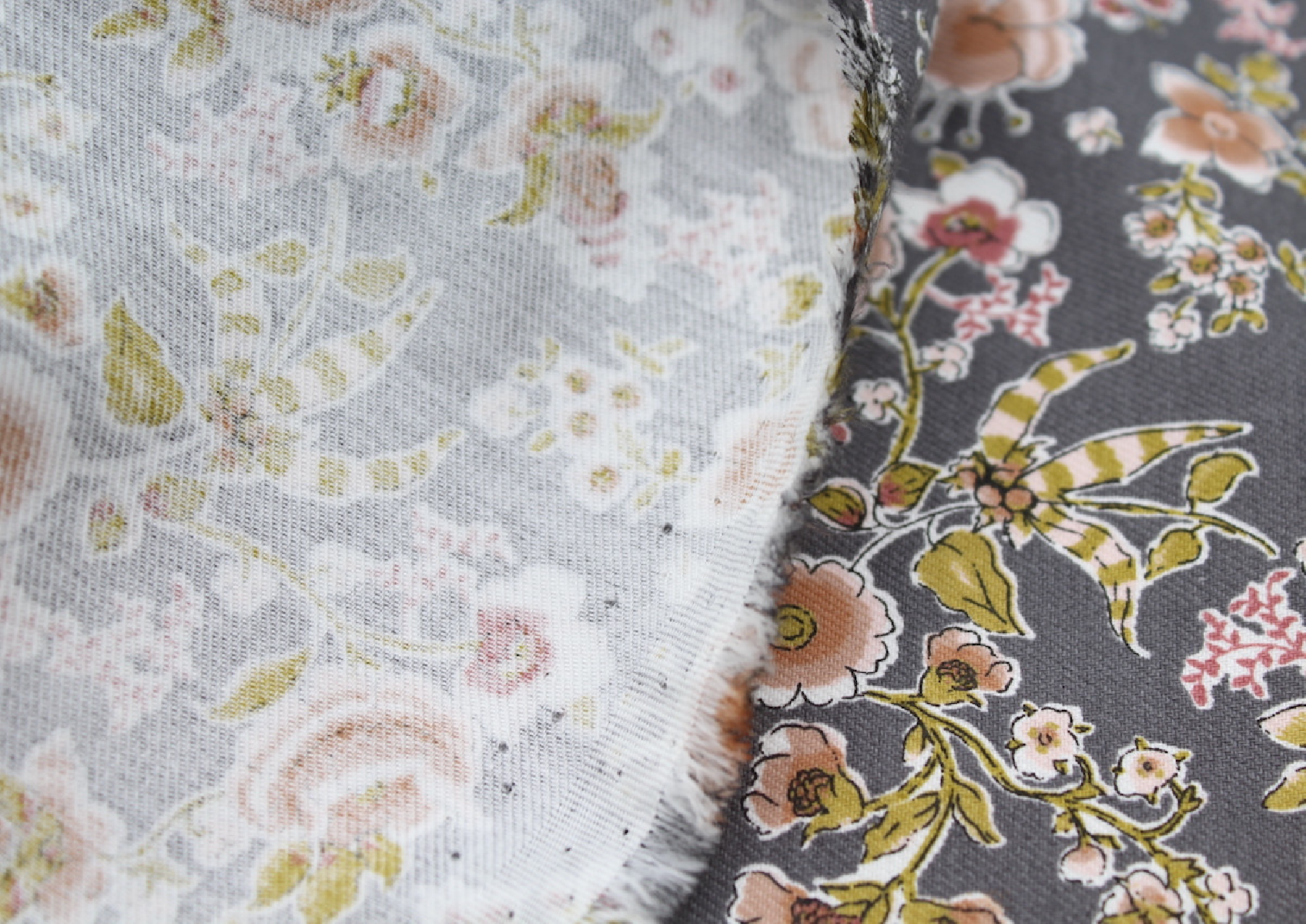 Tissu twill de coton organique imprimé fleuri