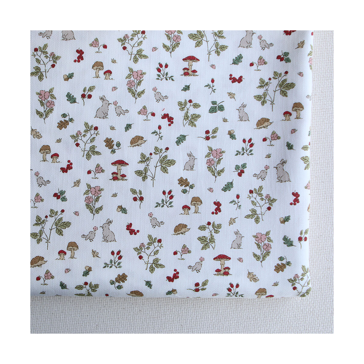 Mousse - Tissu coton texturé imprimé animaux de la forêt rouge