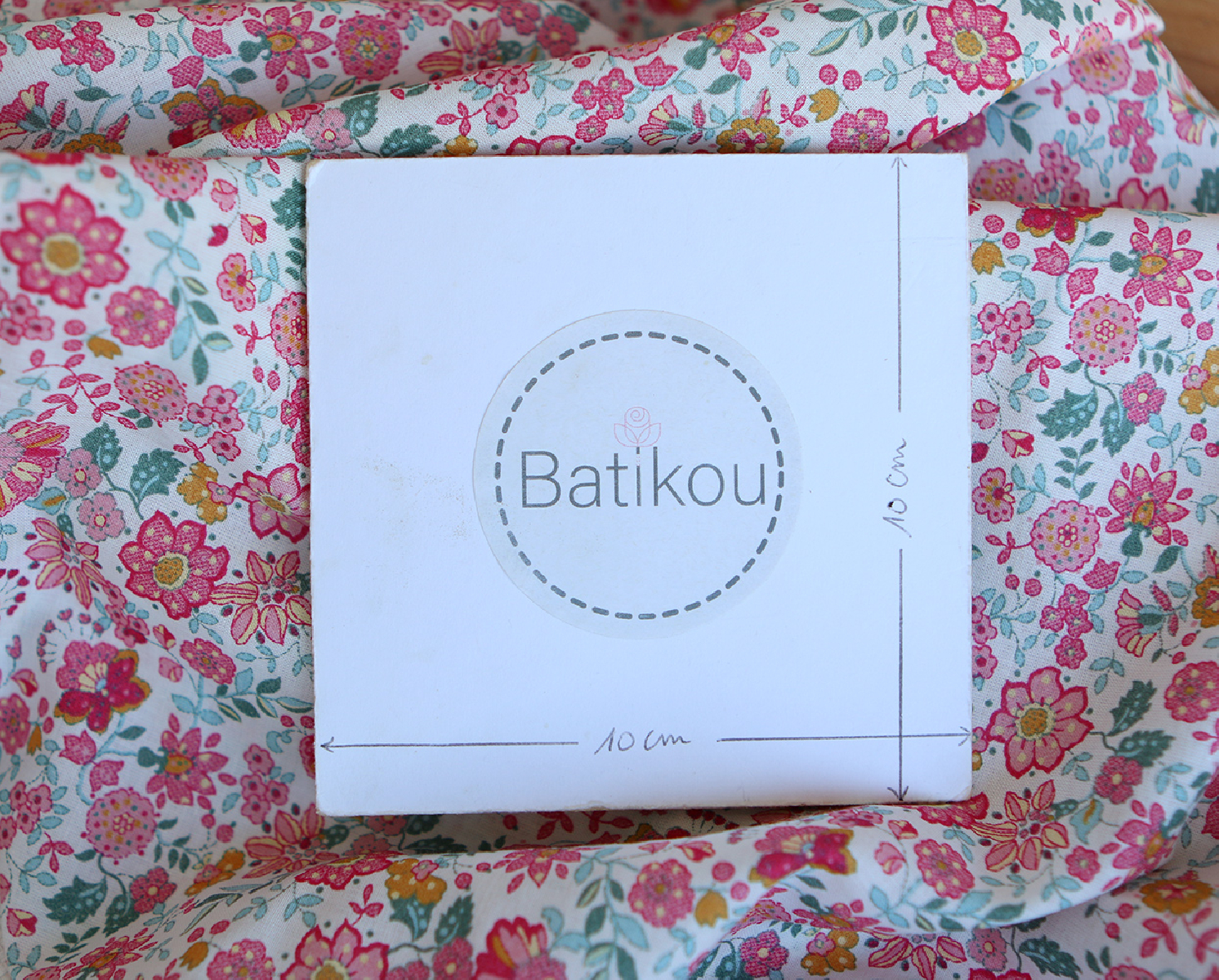 Maria - Batiste de coton SILKYNE à imprimé fleuri rose framboise