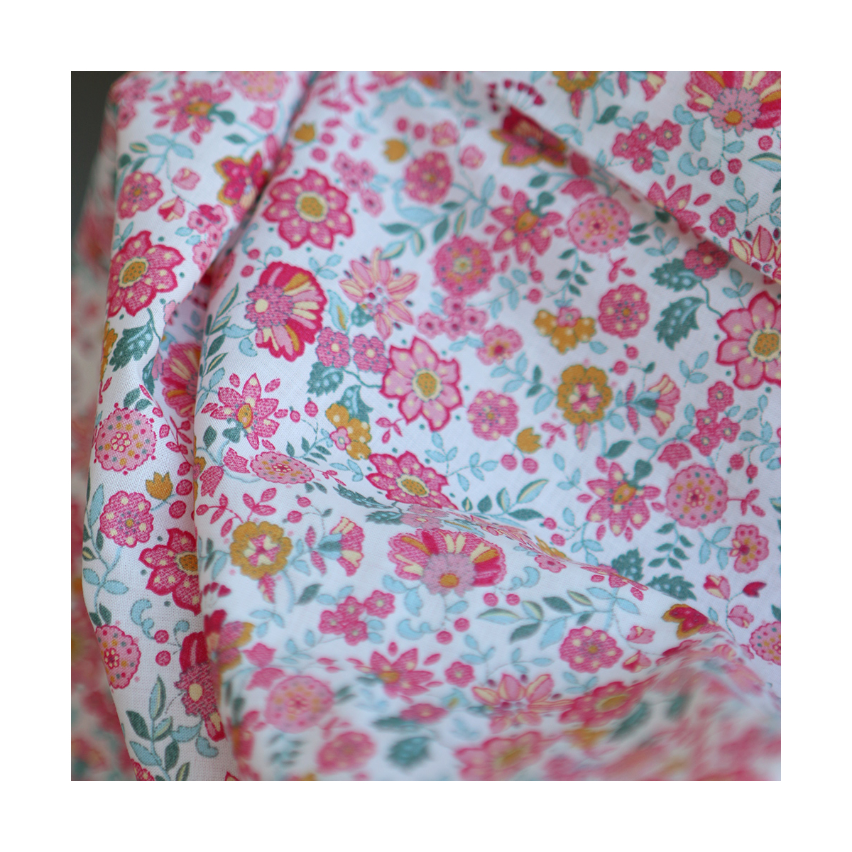 Maria - Batiste de coton SILKYNE à imprimé fleuri rose framboise