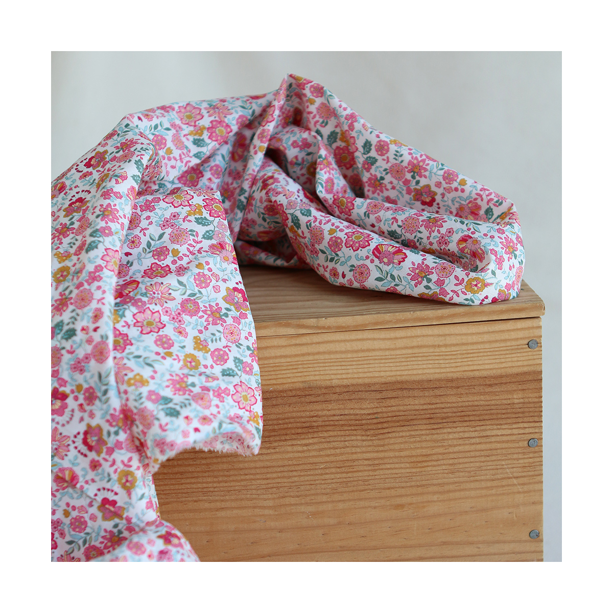 Maria - Batiste de coton SILKYNE à imprimé fleuri rose framboise