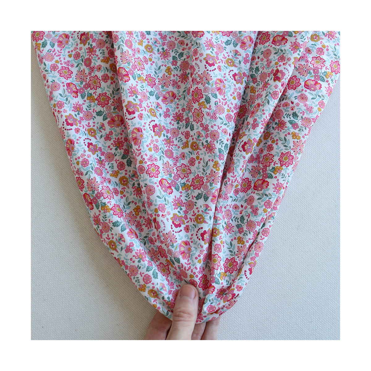 Maria - Batiste de coton SILKYNE à imprimé fleuri rose framboise
