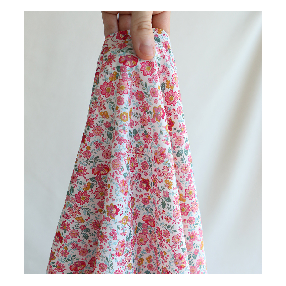 Maria - Batiste de coton SILKYNE à imprimé fleuri rose framboise