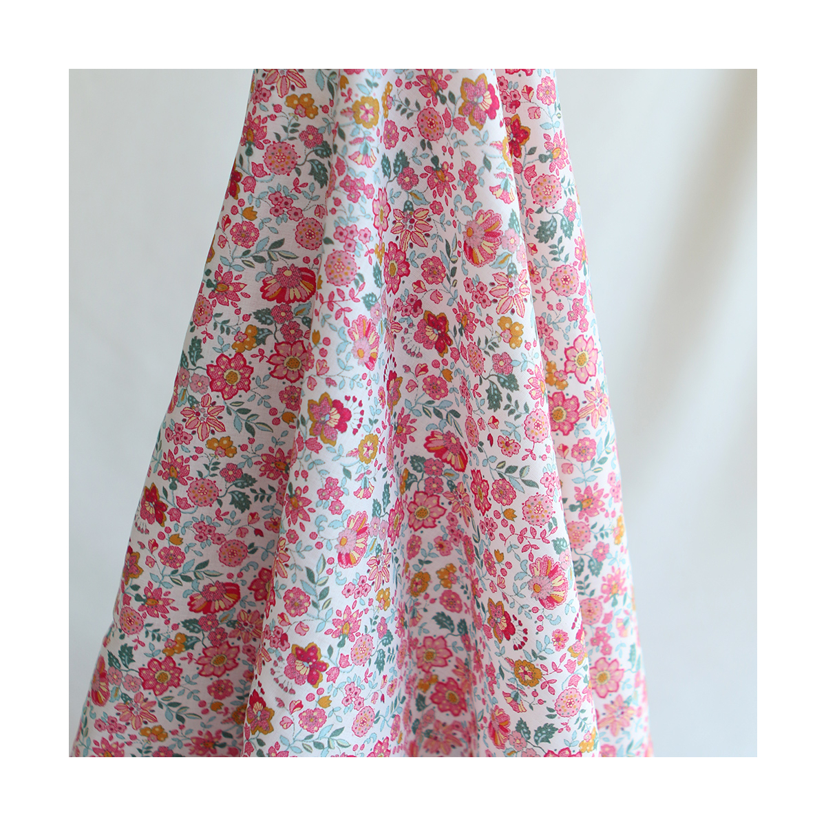Maria - Batiste de coton SILKYNE à imprimé fleuri rose framboise
