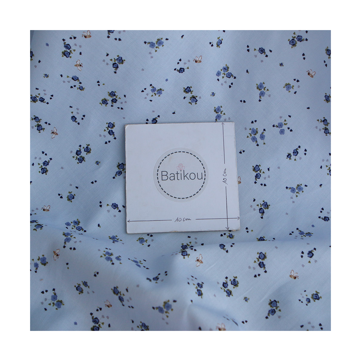 Paula - Tissu sergé de coton organique fin imprimé fond bleu ciel