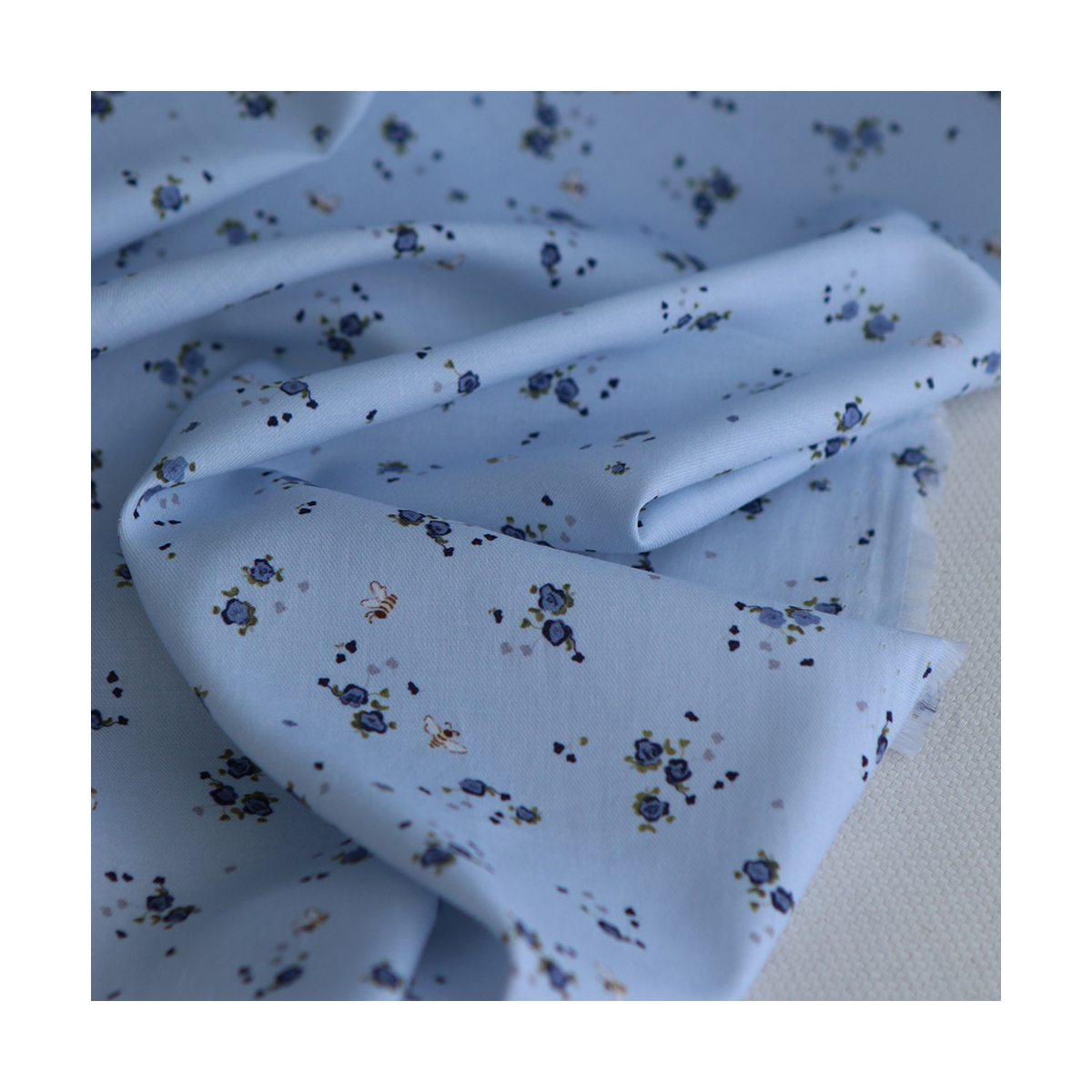 Paula - Tissu sergé de coton organique fin imprimé fond bleu ciel