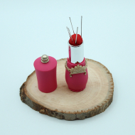 Rangement aiguilles: rouge à lèvre rose