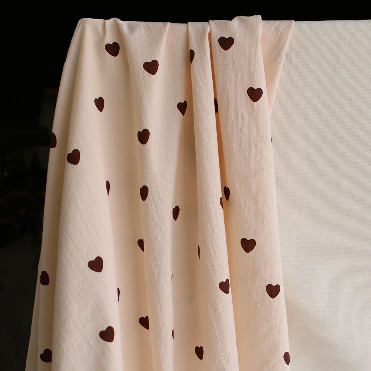 Manou - Coton lavé bio coloris vanille motif coeurs chocolat