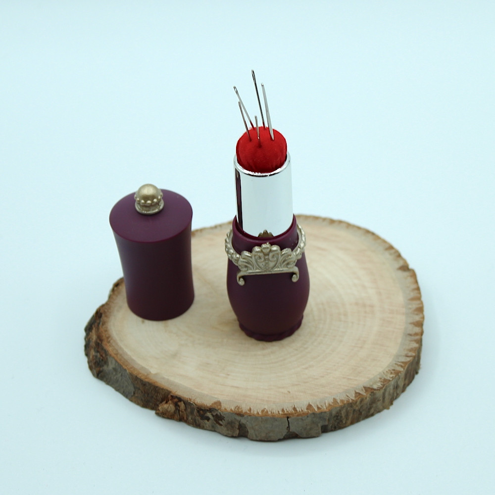 Rangement aiguilles: rouge à lèvre violet