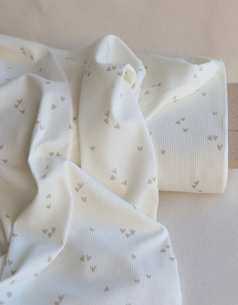 Jersey coton côtes fines à motifs mini coeurs beige 2