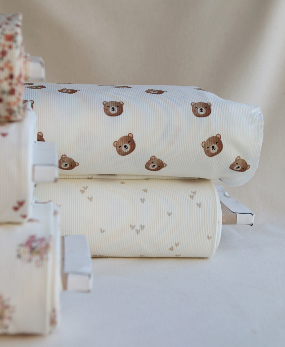 Jersey coton côtes fines à motifs mini coeurs beige