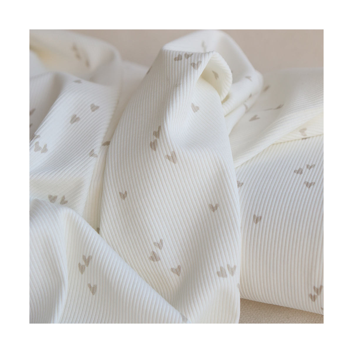 Jersey coton côtes fines à motifs mini coeurs beige