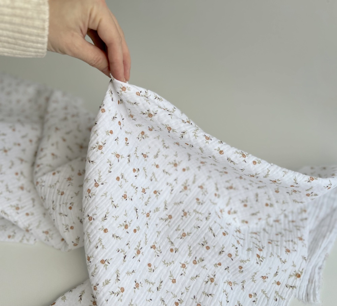 Double gaze de coton Janet blanc motifs fleuris naturel Batikou - 1 2