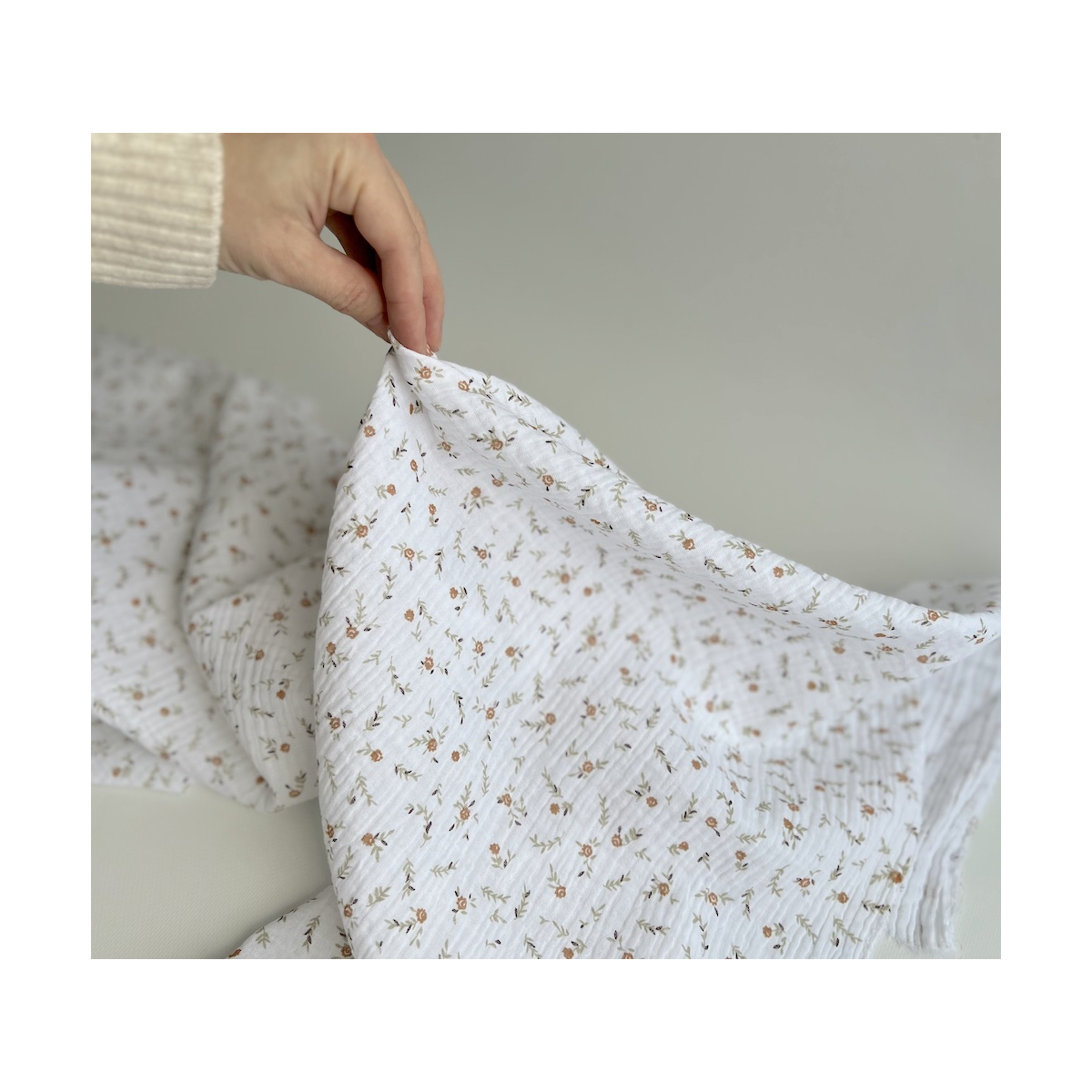 Double gaze de coton Janet blanc motifs fleuris naturel Batikou - 2