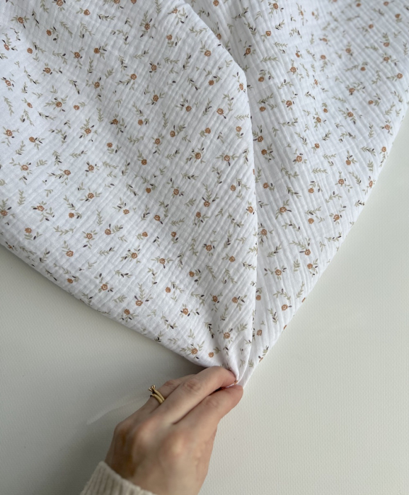 Double gaze de coton Janet blanc motifs fleuris naturel Batikou - 3