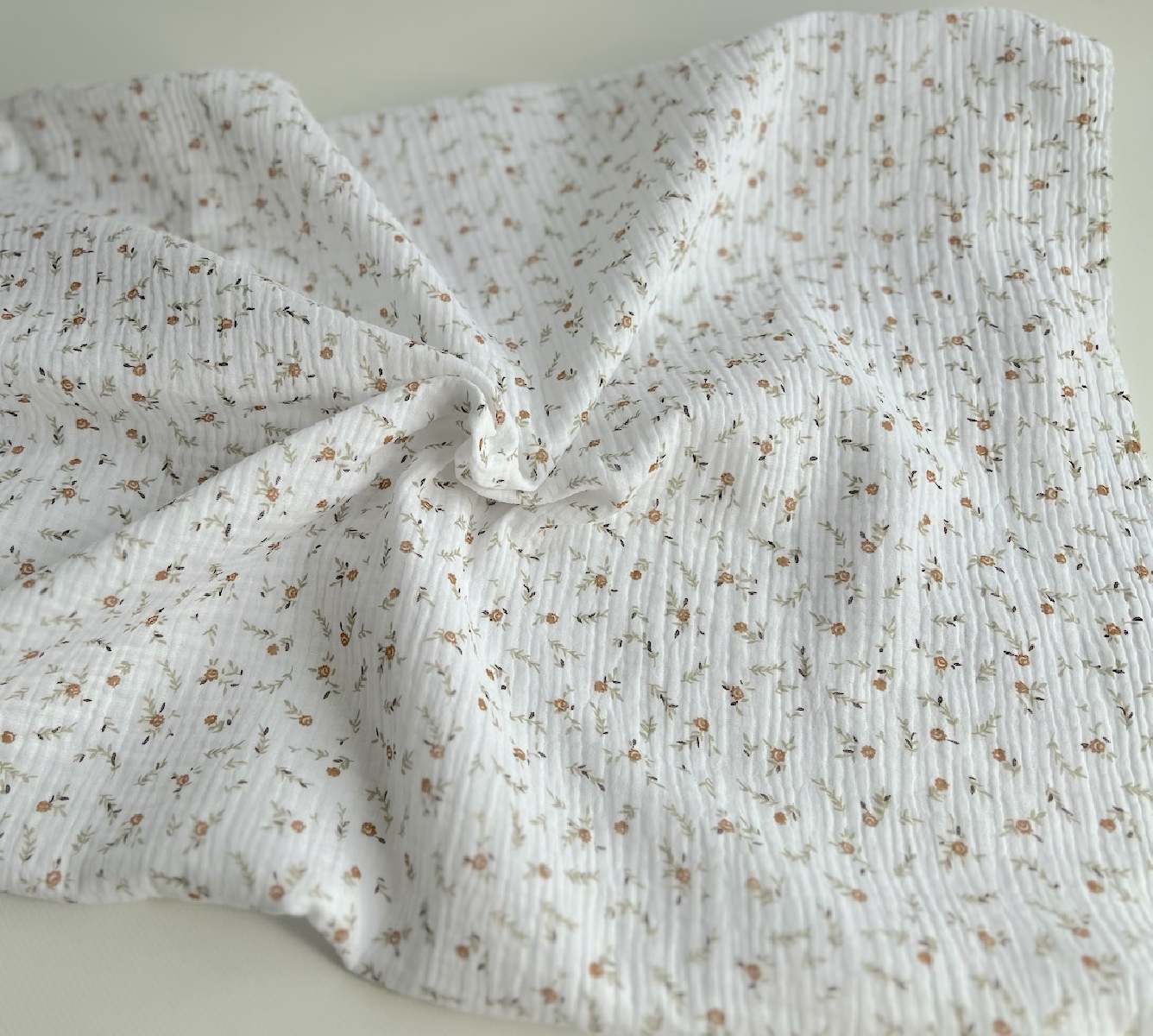 Double gaze de coton Janet blanc motifs fleuris naturel Batikou - 5