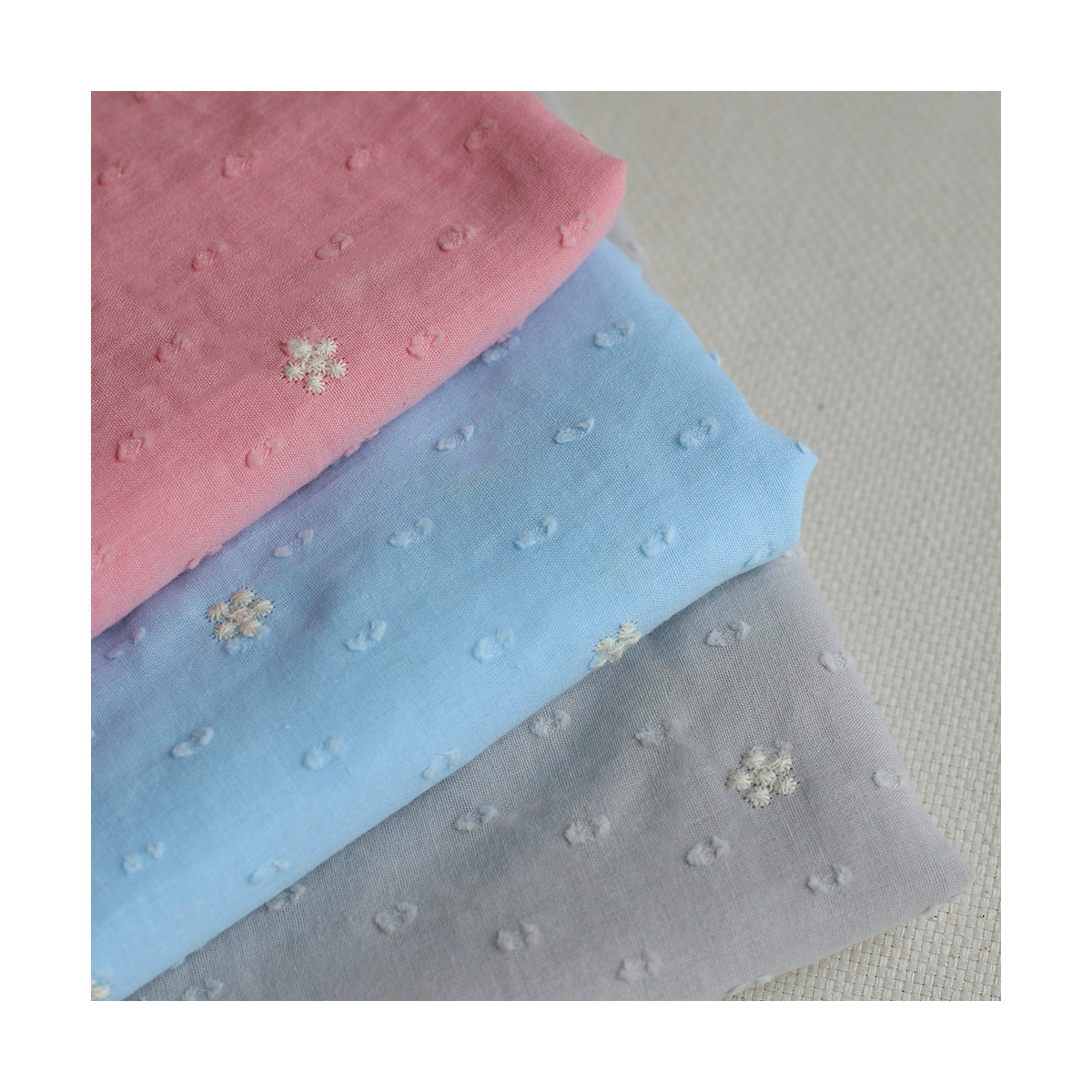 Voile plumetis de coton broderies motif crème coloris bleu ciel