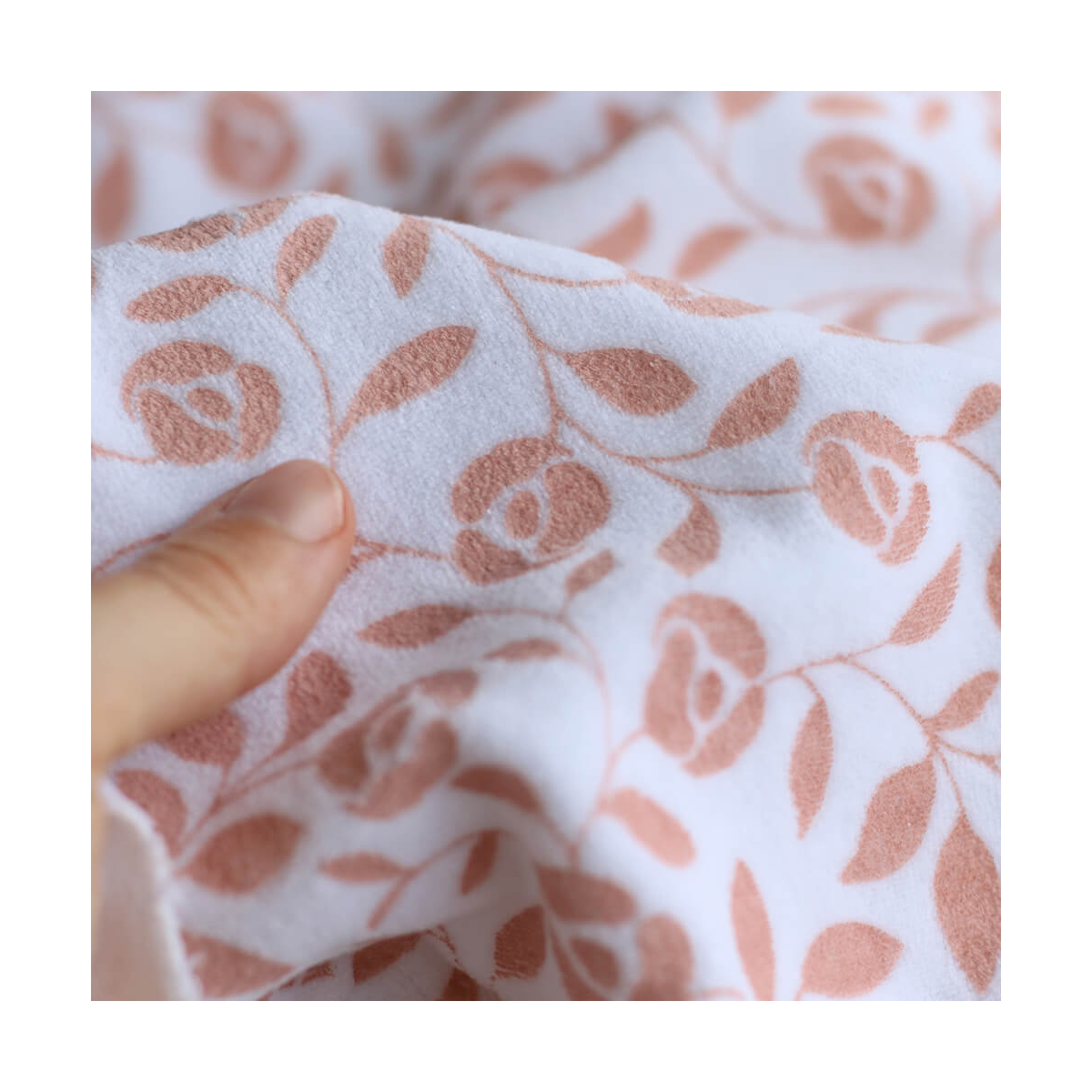 Velours de coton Nicky fond blanc lait motif argile rose