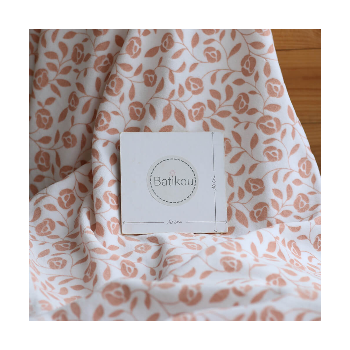 Velours de coton Nicky fond blanc lait motif argile rose