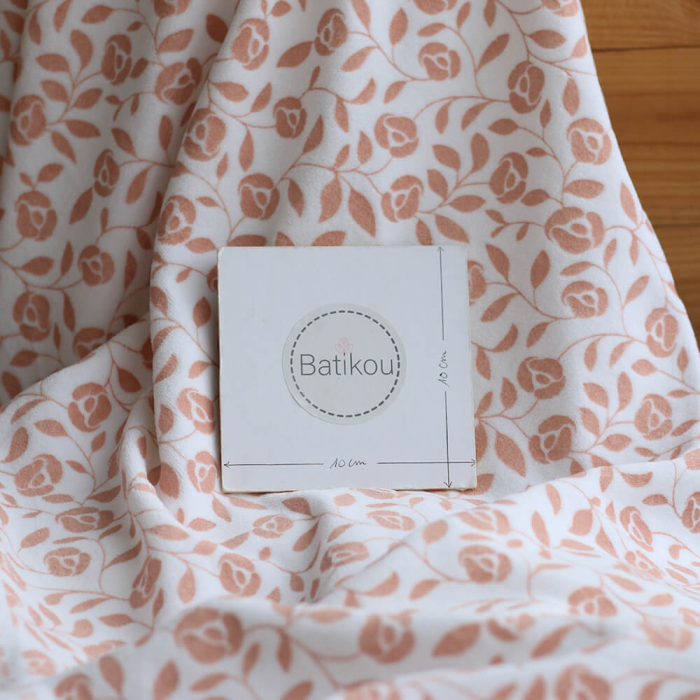 Velours de coton Nicky fond blanc lait motif argile rose