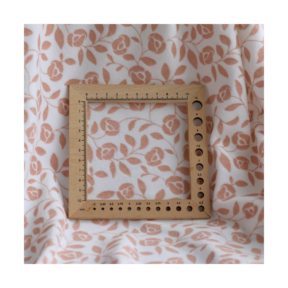 Velours de coton Nicky fond blanc lait motif argile rose