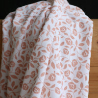 Velours de coton Nicky fond blanc lait motif argile rose