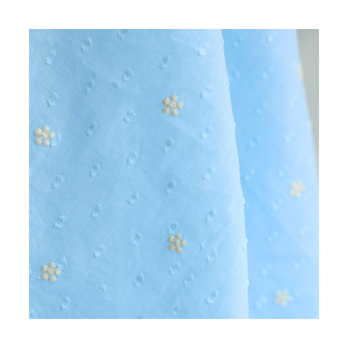 Voile plumetis de coton broderies motif crème coloris bleu ciel