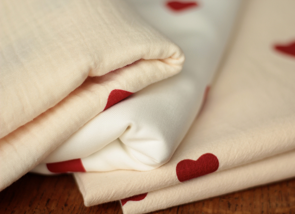 Manou - Coton lavé bio coloris vanille motif coeurs rouges Batikou - 21