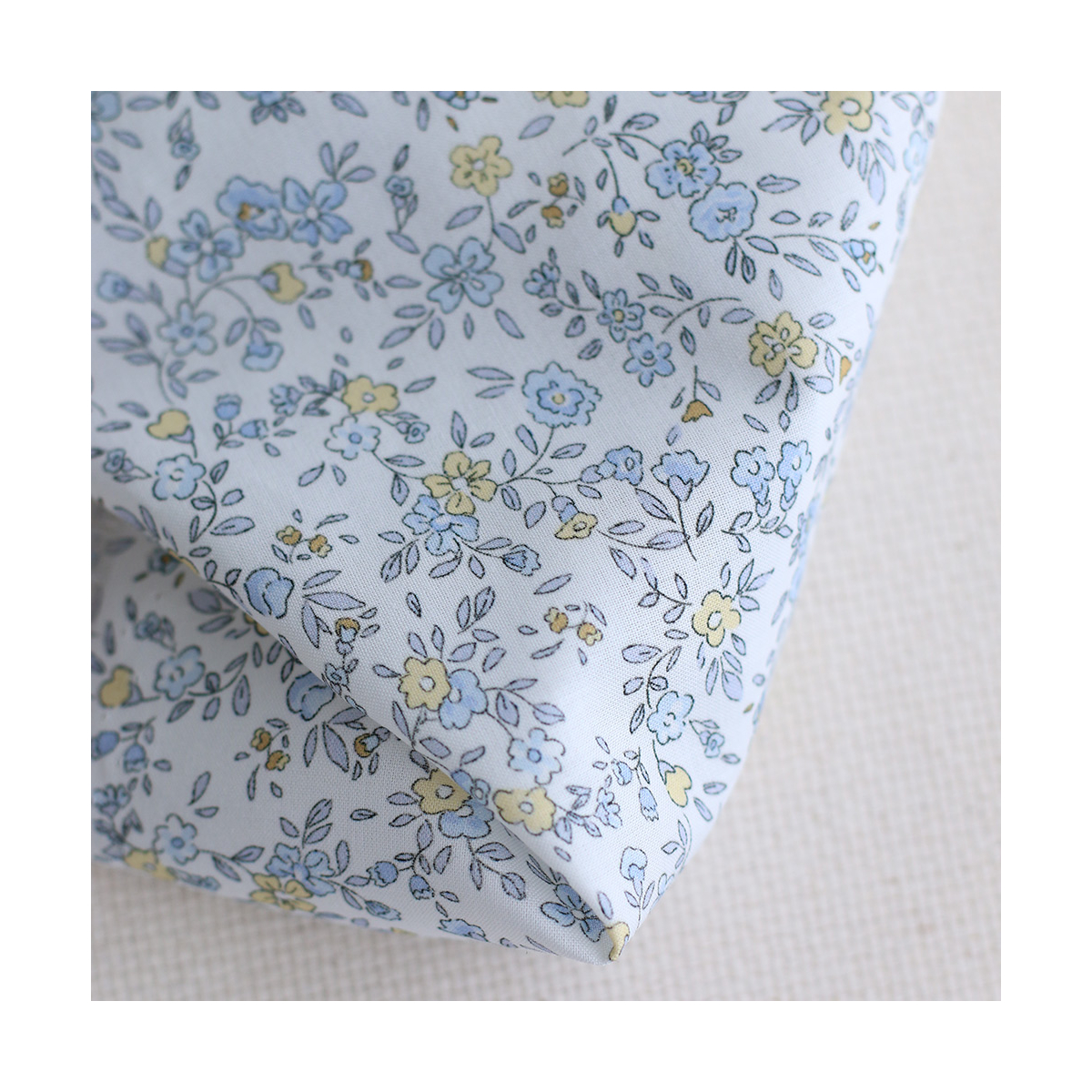 Suzy - Batiste de coton douce à imprimé fleuri bleu