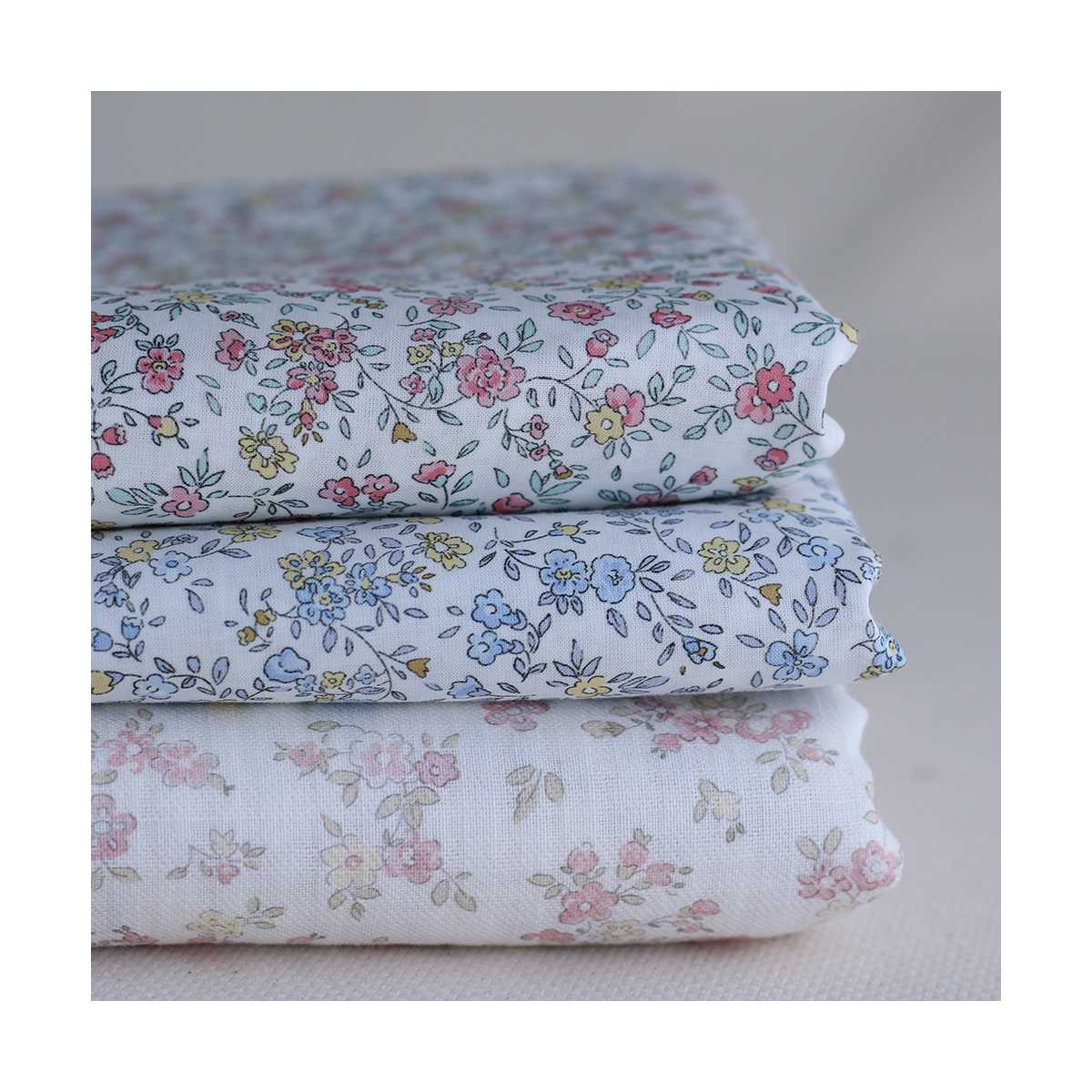Suzy - Batiste de coton douce à imprimé fleuri bleu