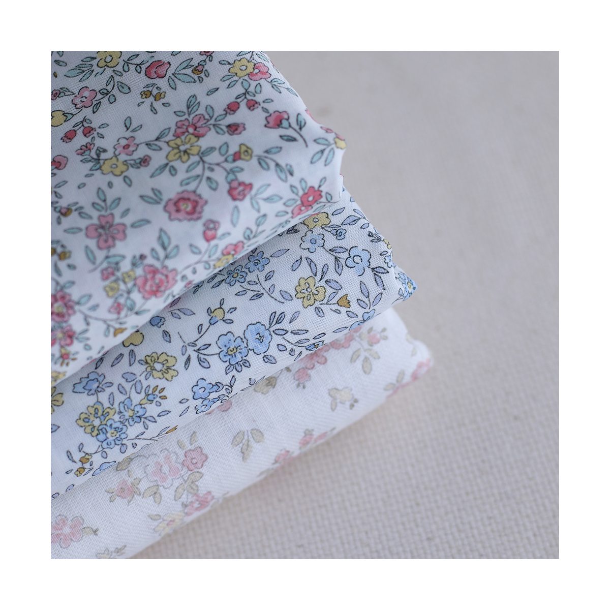 Suzy - Batiste de coton douce à imprimé fleuri bleu