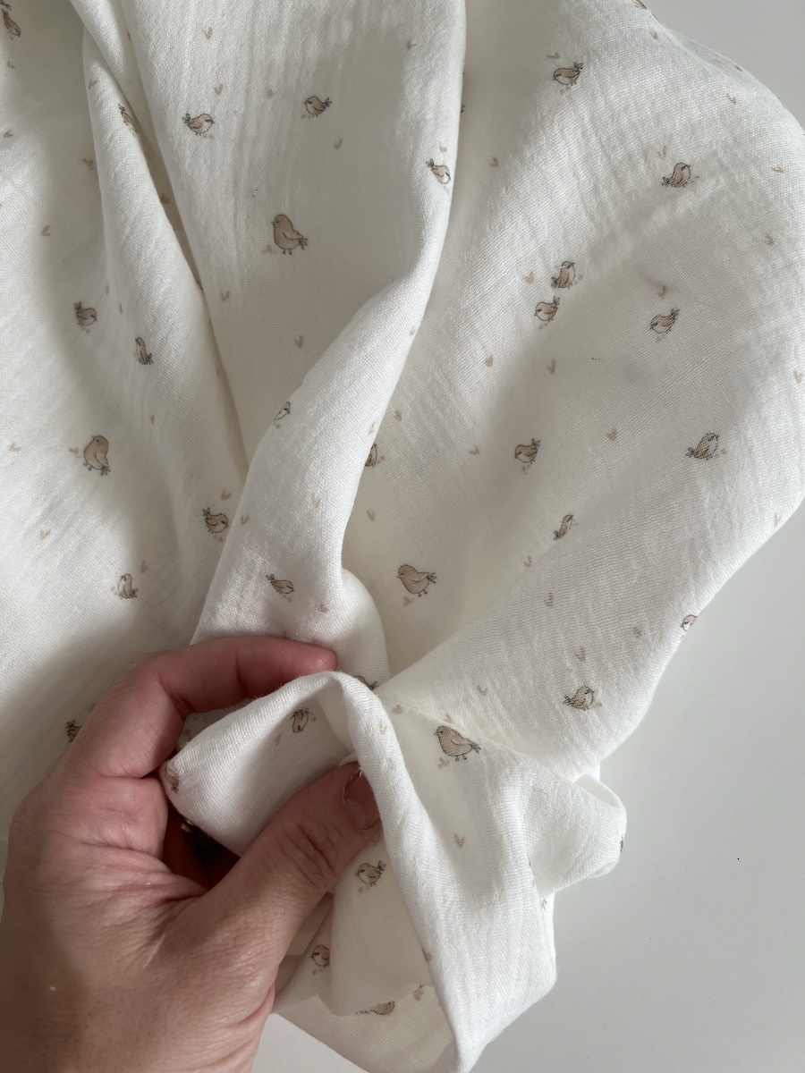 Charly - Double gaze de coton blanc lait motif petits oiseaux beige Tissus issus de l'agriculture biologique  - 2
