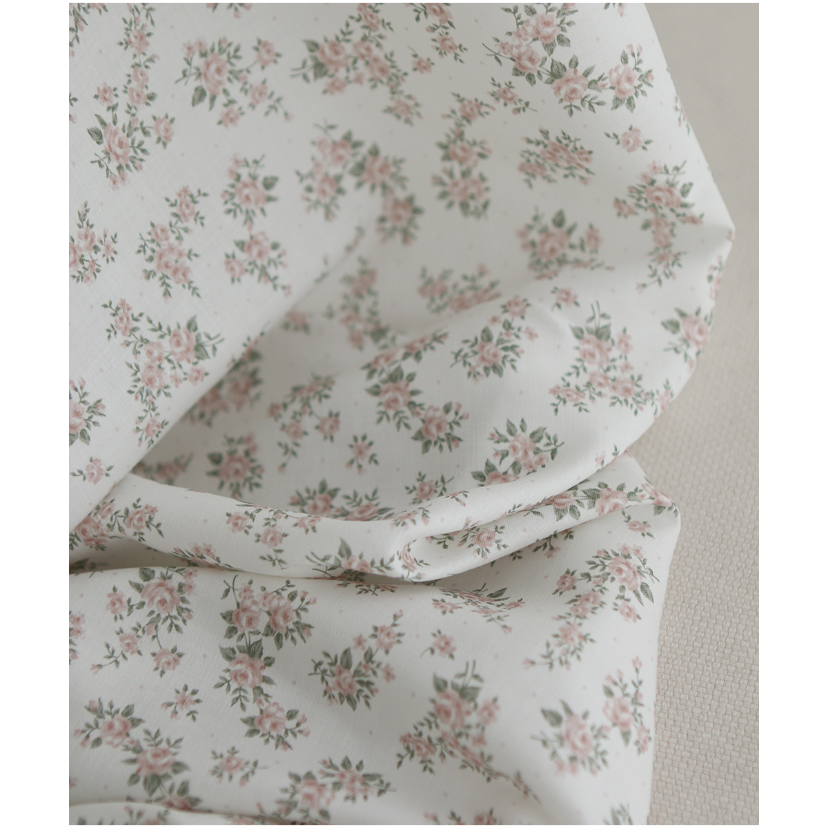 Lilou - Batiste de coton douce à imprimé exclusif fleuri vert et rose