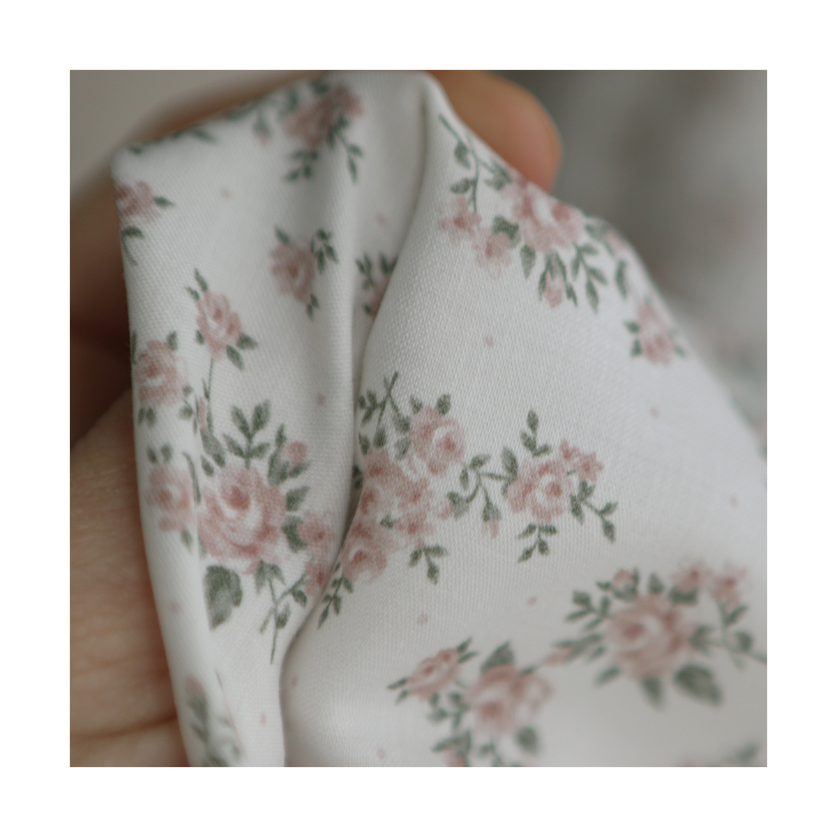 Lilou - Batiste de coton douce à imprimé exclusif fleuri vert et rose