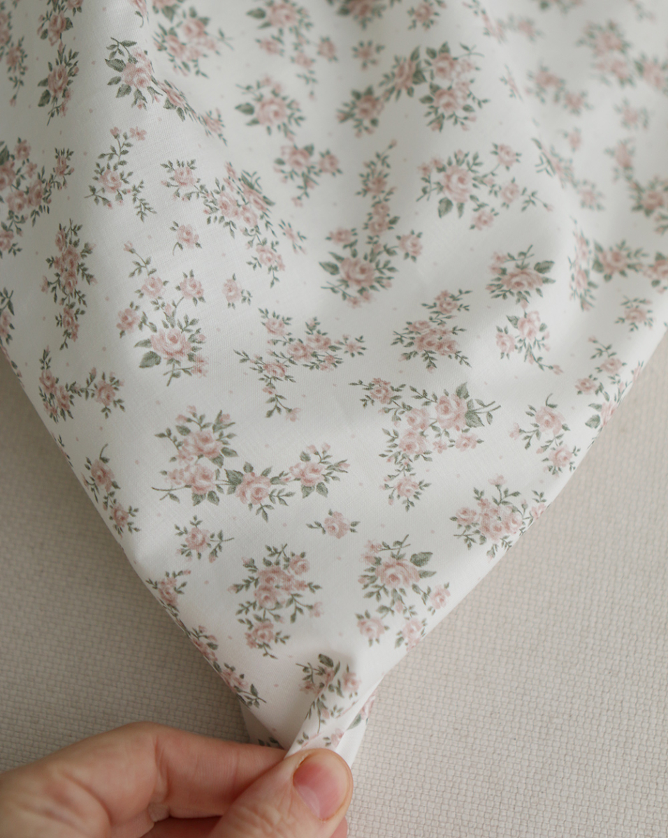 Lilou - Batiste de coton douce à imprimé exclusif fleuri vert et rose