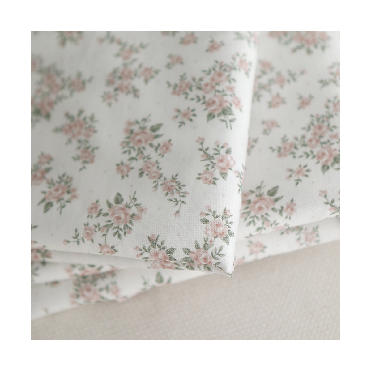 Lilou - Batiste de coton douce à imprimé exclusif fleuri vert et rose