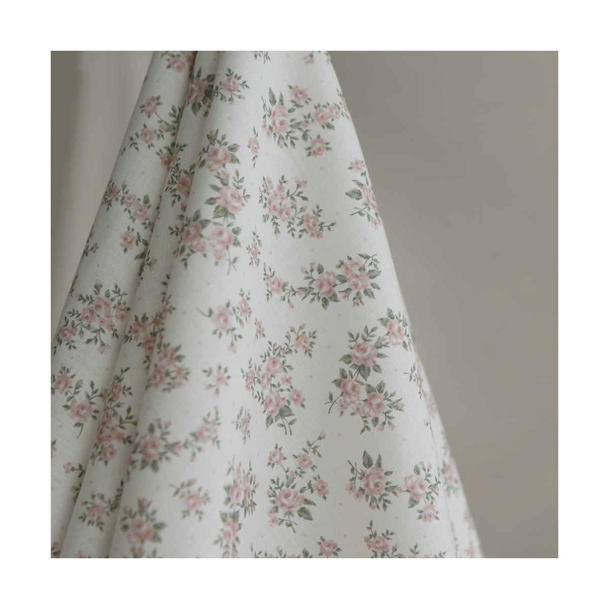 Lilou - Batiste de coton douce à imprimé exclusif fleuri vert et rose