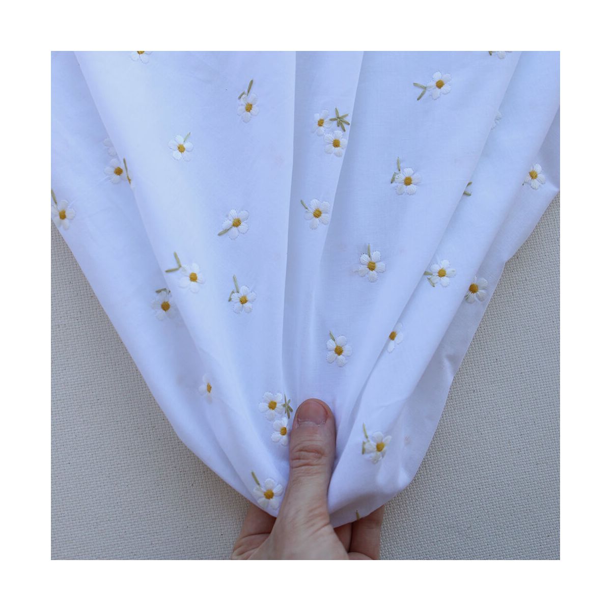 Alienor - Voile de coton blanc broderies petites fleurs blanches