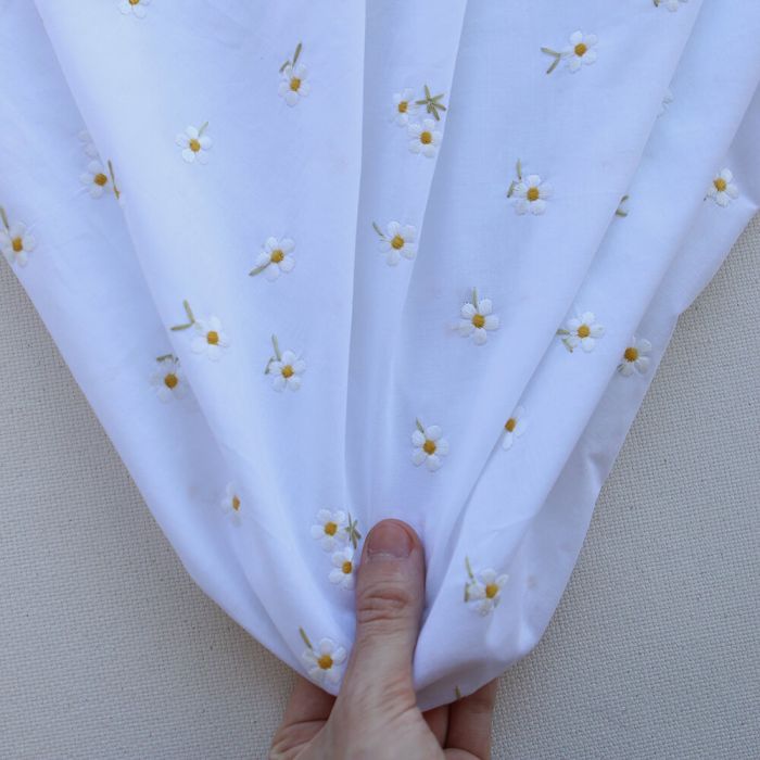 Alienor - Voile de coton blanc broderies petites fleurs blanches