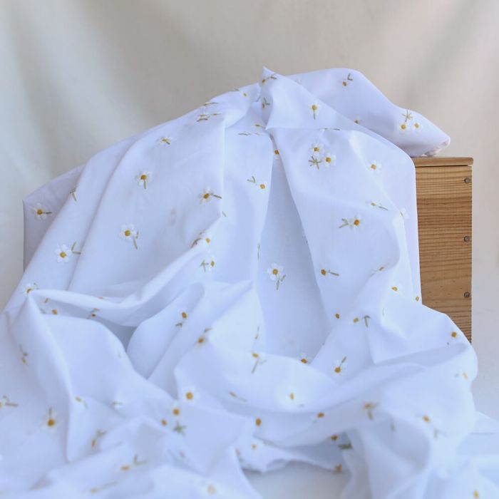 Alienor - Voile de coton blanc broderies petites fleurs blanches