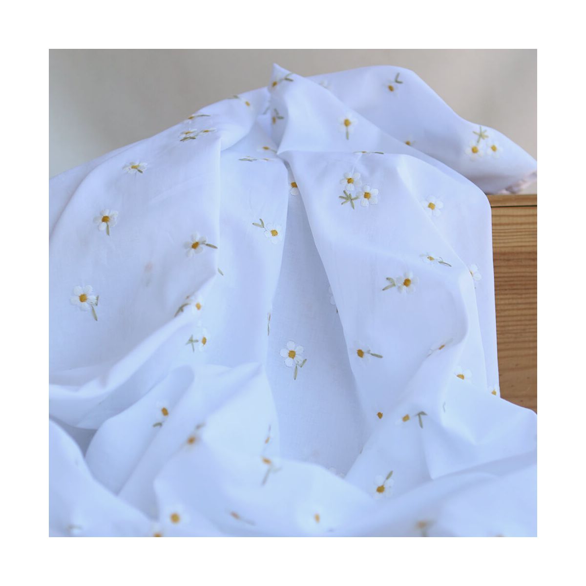 Alienor - Voile de coton blanc broderies petites fleurs blanches