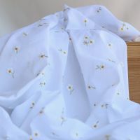 Alienor - Voile de coton blanc broderies petites fleurs blanches