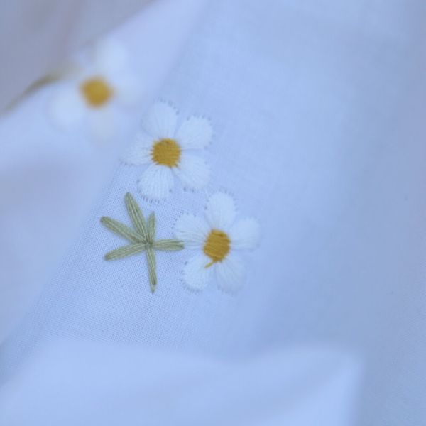 Alienor - Voile de coton blanc broderies petites fleurs blanches 2